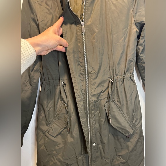 250- ELLABEE Forrest green lightweight coat that ties at waist - Picture 5 of 6